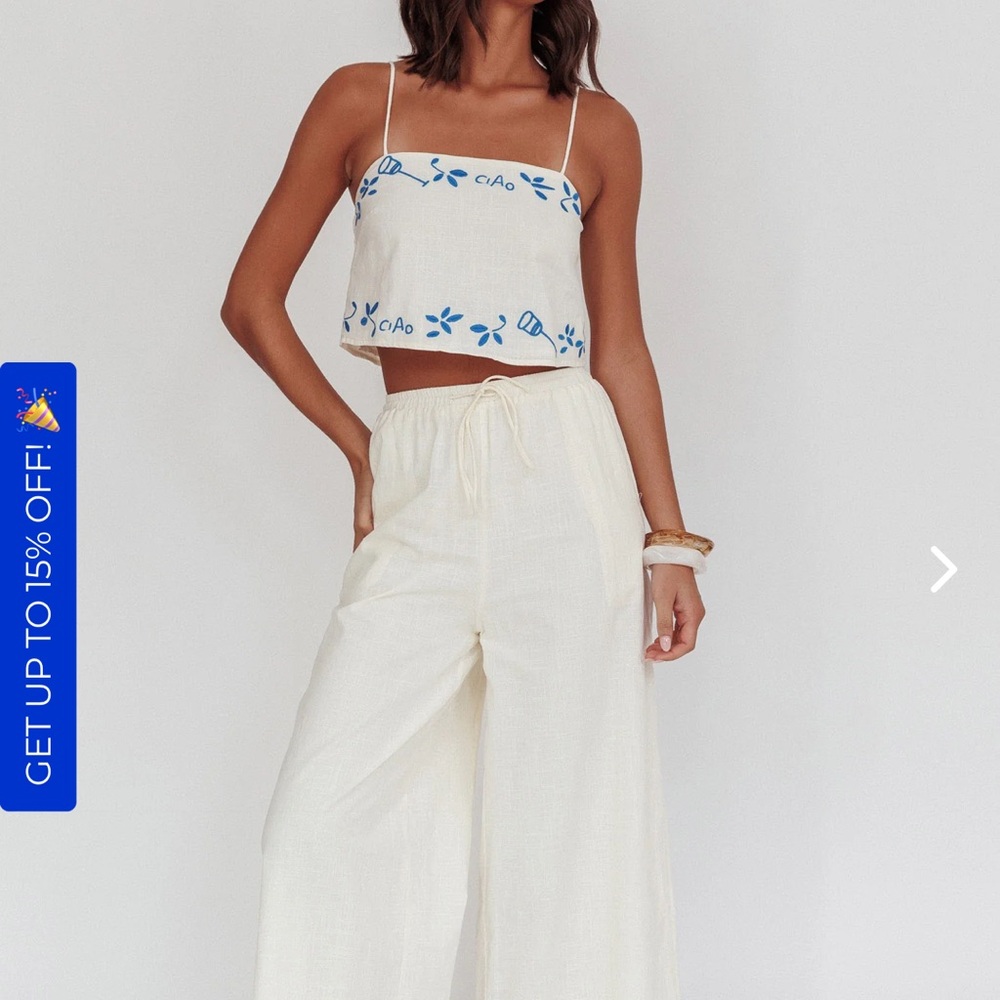 Selfie Leslie crop top